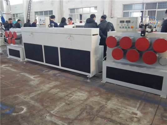 2匹バンド突き出る生産機械を紐で縛っている1匹のホースの押出機プラスチック ペットに付き